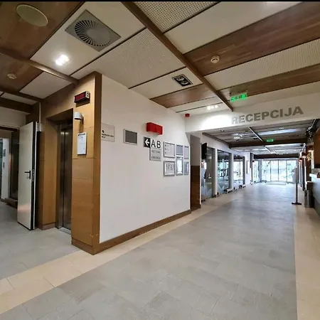 Vucko, Depandans, U452 Sa Pogledom Na Stazu - Private Host 3*