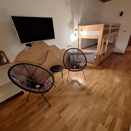 Vucko, Depandans, U452 Sa Pogledom Na Stazu - Private Host Apartman