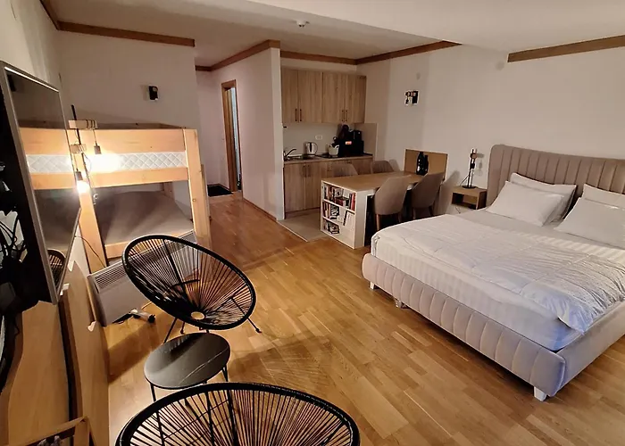 Vucko, Depandans, U452 Sa Pogledom Na Stazu - Private Host 3*