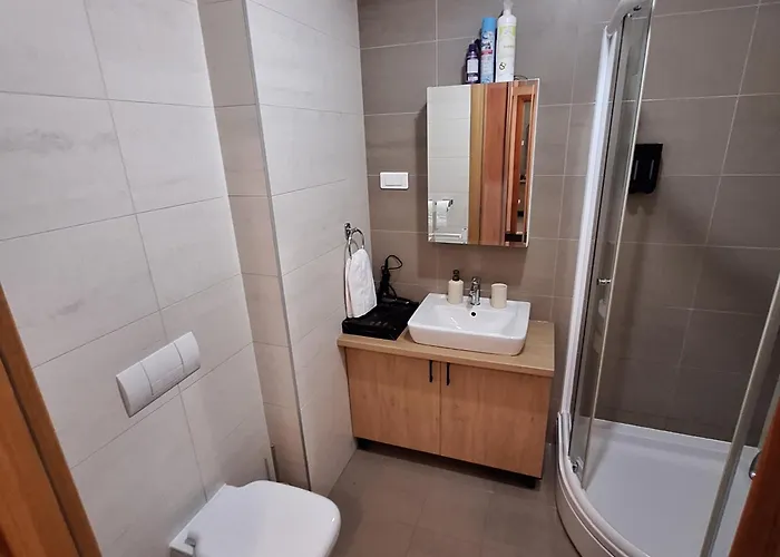 Apartment Vucko, Depandans, U452 Sa Pogledom Na Stazu - Private Host 3*